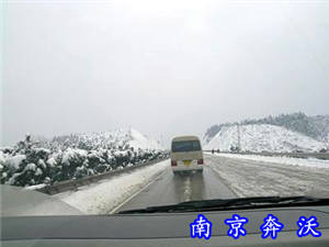 2007年公司參加江蘇電力救援車支援湖南郴州?。▓D）